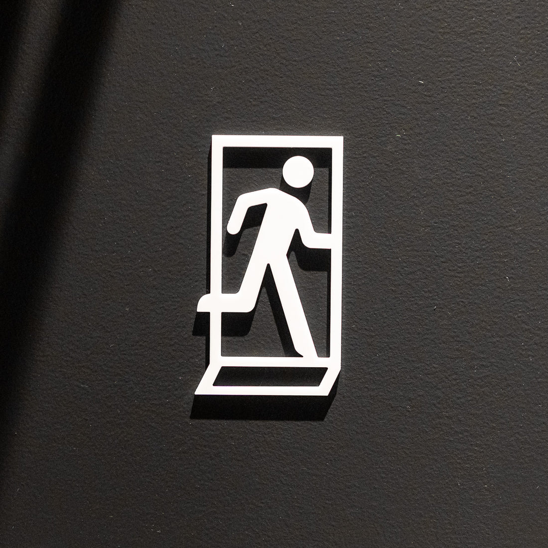 Pictogramme Sortie de secours blanc, vue rapprochée