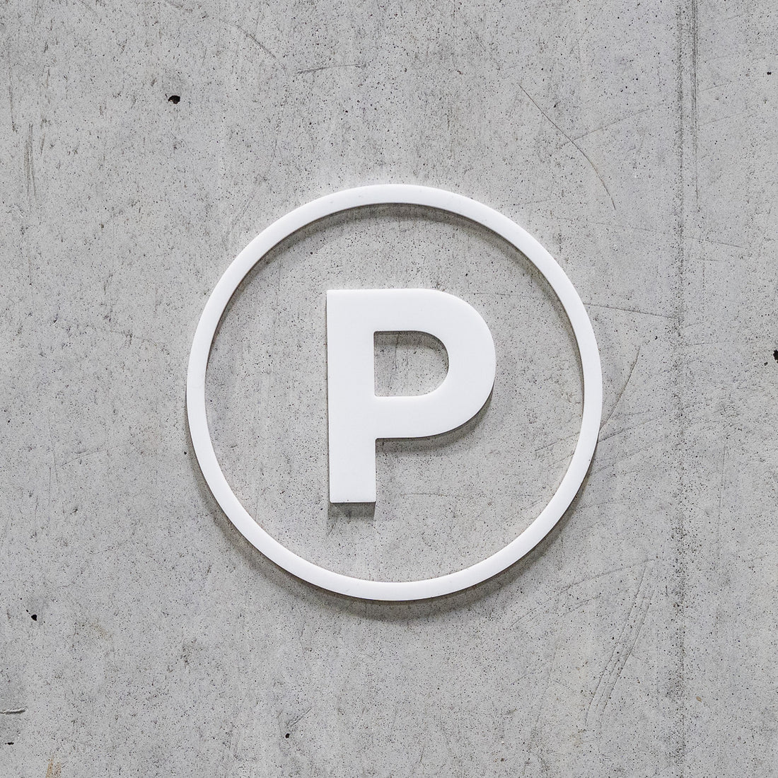 Pictogramme Stationnement blanc, vue rapprochée